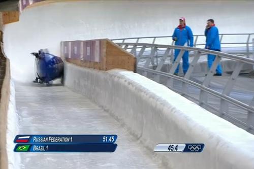 Momento em que o trenó das brasileiras tomba na pista do bobsled em Sochi / Foto: Reprodução / SporTV